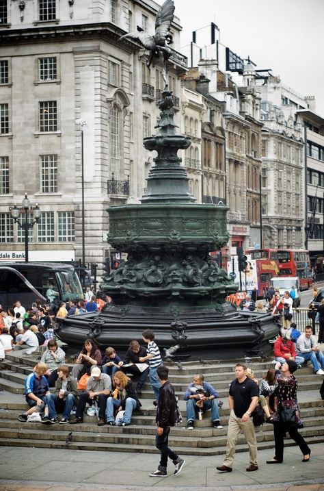 In An American Werewolf In London (1981) our hero David turns hairy and sets loose on Piccadilly Circus. | The Ultimate Movie Locations Tour Of London An American Werewolf In London, Werewolf In London, London Holiday, American Werewolf In London, Movie Locations, Film Locations, Cinema Theatre, London Baby, Piccadilly Circus