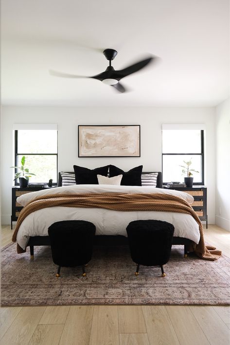 Bedroom Ideas Light Floors, Master Room With Black Wall, Modern Guestroom Ideas, Wall Decor For Master Room, Bedroom Ideas Modern Stylish, Bedroom Inspirations Modern Simple, Bedding For Black Wall, Black Bed With Black Wall, Dark Bedroom Ideas White Walls