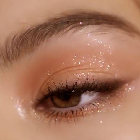 Prom Makeup Freckles, Soft Pink Make Up Looks, Simple Shimmery Eye Makeup, Soft Champagne Makeup, Makeup For A School Dance, Sweet 17 Makeup Look, Subtle Glitter Eyeshadow, Glitter Makeup Natural, Glowy Shimmery Makeup