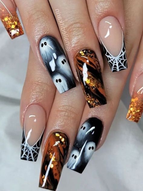 glitter burnt orange coffin nails with ghost design Gold Spooky Nails, Gradient Nails, Trippy Nails, Stylish Manicure, Bat Nails, Holloween Nails, Cute Halloween Nails, Halloween Acrylic Nails, Halloween Nail Designs