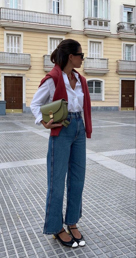 French Street Style Fall, Cool London Outfits, Casual Boho Chic Outfits, Green Purse Outfit Ideas, French Fashion Fall, Style Silk Button Down, J Crew Inspired Outfits, Basic Outfit Staples, Gen Z Office Outfits Women