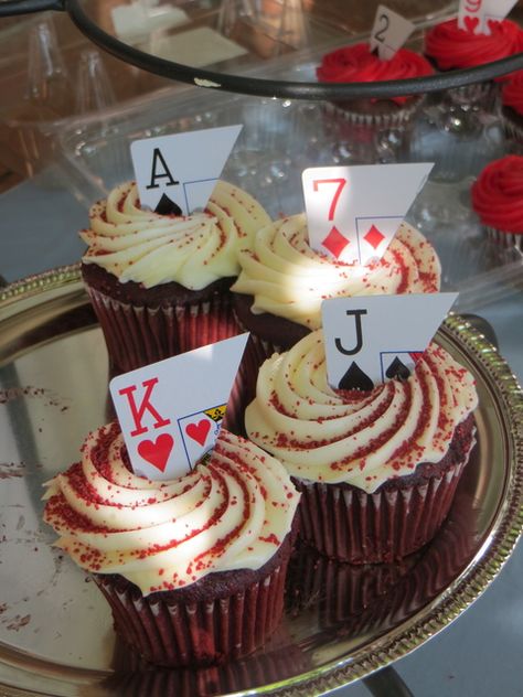 Cupcakes at an Alice in Wonderland Party #aliceinwonderland #partycupcakes Casino Birthday, Alice In Wonderland Tea Party Birthday, Alice Tea Party, Magic Party, Alice In Wonderland Wedding, Mad Hatter Party, Alice In Wonderland Birthday, Alice In Wonderland Theme, Casino Night Party