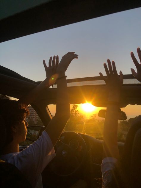 Roofless Car Aesthetic, Car Sunset Pictures, Friends In Car Aesthetic, Car Ride With Friends, Car Rides With Friends, Sunset Car Date, Friends In Car, Driving With Friends, Sunset Car Ride