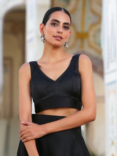 Black Saree Blouse, Sabyasachi Designer, Modest Maxi Dress, Fashion Designer Studio, Choli Blouse, Trendy Blouse, Party Wear Saree, Silk Dress Long, Silk Saree Blouse