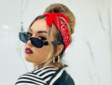 18 Magical Chola Hairstyles to Unleash Your Inner Chicana – HairstyleCamp Chola Style Makeup, Chola Hairstyles Old School, Chola Hairstyle, Chicana Hairstyles, Chola Costume, Thick Blonde Highlights, Chola Makeup, Bandanna Hairstyles, 80's Hairstyle