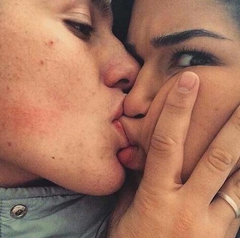5 Kissing Tips To Teach ANY Bad Kisser How To Kiss BETTER | YourTango Foto Kiss, Kiss Tips, Hunter Rowland, Kiss Photo, Hugging Couple, Best Kisses, Disney Instagram, Goals Pictures, Quotes Disney