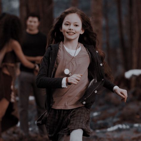 Renesmee Cullen, Twilight Renesmee, Twilight Saga Series, Twilight Cast, Mackenzie Foy, Twilight Breaking Dawn, Twilight Photos, Breaking Dawn Part 2, Twilight Film