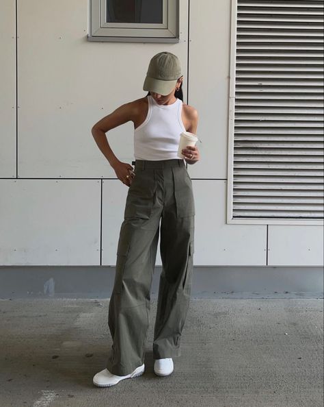 Grey Cap Outfit, Cap Outfits For Women Summer, Outfits With Caps For Women, White Baseball Cap Outfit, White Cap Outfit, White Joggers Outfit, Cap Outfit Summer, Women Cargo Pants Outfit, Jogger Pants Outfit Women