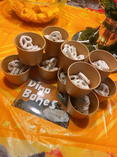 Jurassic park themed party food Jurassic Park Party Desserts, Jurassic Park Bday Party, Jurassic Park Birthday Party Food, Jurassic Park Party Food Ideas, Jurassic Park Movie Night Food, Jurassic Park Movie Night, Jurassic Park Gender Reveal, Jurassic Park Bachelorette Party, Jurassic Park Themed Food