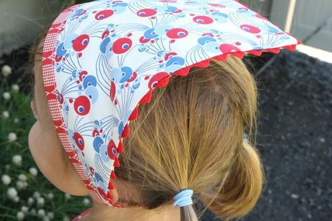 How to make a head scarf for girls (with scraps of fabric, ricrac, elastic) / headscarf / summer Headscarf Summer, Diy Head Scarf, Bandanna Headband, Scarf Sewing Pattern, Kerchief Hair, Triangle Head, Headband Tutorial, Skirt Tutorial, Diy Scarf