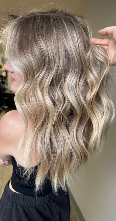 Aesthetic Hair Blonde, Dirty Blonde Hair With Highlights, Blonde Light Brown Hair, Hair Blonde Balayage, Blonde Hair Transformations, Fall Blonde Hair, Bright Blonde Hair, Summer Blonde Hair, Blonde Balayage Highlights