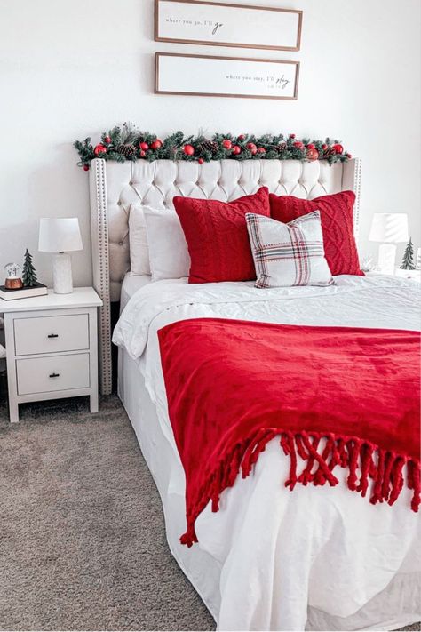 Minimalist Christmas Decor Bedroom, Christmas Decor Ideas Bedroom Simple, Holiday Bedding Ideas, Simple Christmas Bedroom Decor, Christmas Decorated Room, Aesthetic Christmas Decor Bedroom, Christmas Room Inspiration, Christmas Themed Bedroom, Christmas Dorm Decor