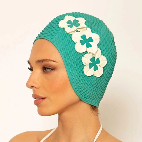 Bonnet de bain rétro turquoise à fleurs blanches - KORES Swimming Cap, Swim Ring, Inflatable Mattress, Slim Aarons, Swimming Bag, Swim Caps, Vintage Hat, Beach Umbrella, Black Flowers