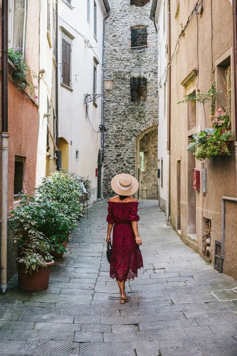 How to dress like an italian | This Time Tomorrow.  #style #fashion #womensfashion #streetstyle Italian Bombshell Style, Womens Italian Fashion, Sicily Outfits Summer, Italian Ootd, Italian Clothing Style Woman, Tuscany Outfits, Italian Vacation Outfit, Italian Girl Aesthetic, Italian Girl Style