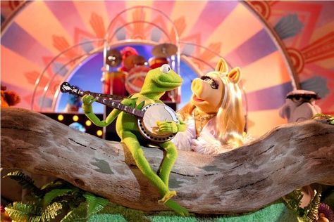 The Muppets 2011, Ms Piggy, Kermit And Miss Piggy, The Muppet Movie, 2011 Movies, Ukulele Lesson, Fraggle Rock, Rainbow Connection, The Muppet Show