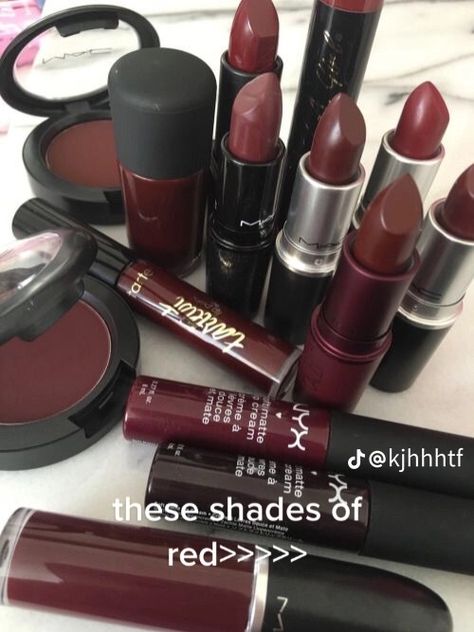 French Red Lipstick Aesthetic, Smug Aesthetic, Bourgeoisie Aesthetic, Vampy Lipstick, Red Coquette, Foto Glamour, Dark Coquette, Cherry Wine, Gloss À Lèvres