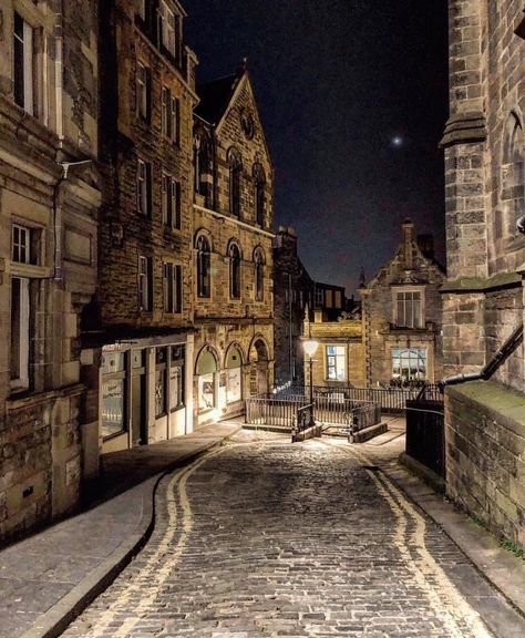 Edinburgh Photography, Scotland Aesthetic, Old Town Edinburgh, Edinburgh Travel, Old Stone Houses, Castles In England, London Night, Castles Interior, London Architecture