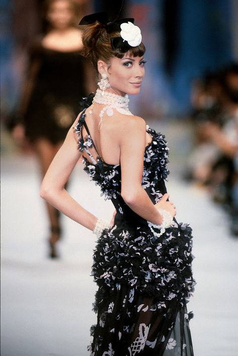 Christy Turlington on the Chanel spring/summer 1992 catwalk. Photograph: Chanel Haute Couture, Catwalk Hair, Chanel 90s, 90s Chanel, Karl Lagerfeld Fashion, Karl Lagerfeld Chanel, 90s Runway, Chanel Runway, Luxe Design