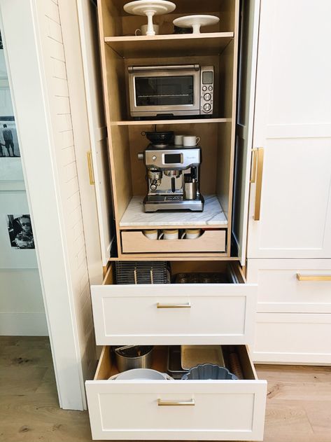 How to organize your kitchen drawers! 3 effective and easy steps to getting your kitchen cabinets and drawers organized and clean. #organizing #kitchenorganizing #organization #cleaning Hide Appliances, Organiser Cucina, Medicine Cabinet Organization, Clutter Free Kitchen, Kitchen Appliance Storage, Appliance Cabinet, Organization Design, Kitchen Storage Space, Hidden Kitchen