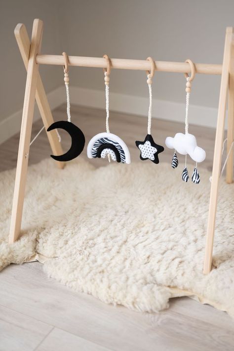 Playroom Montessori, Diy Baby Gym, Play Gym Toys, Baby Play Gym Toys, Felt Toys Diy, Toy Storage Nursery, Wooden Baby Gym, Baby Gym Toys, Baby Montessori