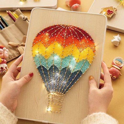 Hot Air Balloon String Art, فن الرسم بالمسامير, Printable String Art Patterns, Hot Air Balloon Craft, Diy String Art, Hot Air Balloon Design, Art Kits For Kids, String Wall Art, Nail String Art
