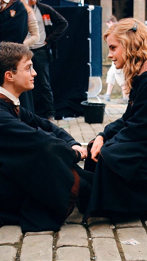 ☆ lockscreens ☆ — Harry Potter e o Enigma do Príncipe Harry Potter And Hermione Granger, Harry Potter And Hermione, Harmony Harry Potter, Harry Potter Iphone, Wallpaper Harry Potter, Harry And Hermione, Neville Longbottom, Images Harry Potter, Harry Potter Artwork