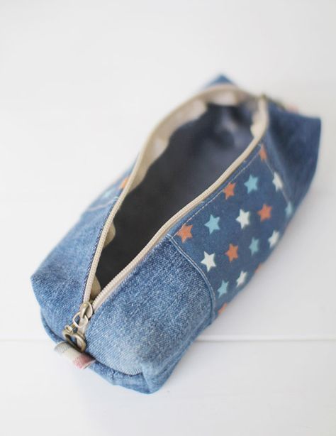 Making A Pencil Case, Pencil Cases Diy, Pencil Case Diy Tutorial, Denim Pencil Case, Pencil Case Diy, Pencil Case Tutorial, Artisanats Denim, Mini Zipper Pouch, Diy Pencil Case