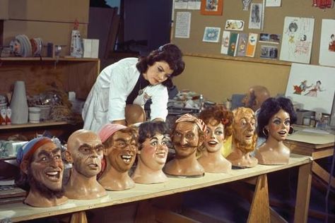 Leota Toombs with animatronics heads for the Pirates of the Caribbean attraction at Disneyland Disneyland Secrets, Disney Animatronics, Creepy Disney, Retro Disneyland, Marc Davis, Disneyland Vintage, Disney Universe, Foolish Mortals, Disneyland Anaheim