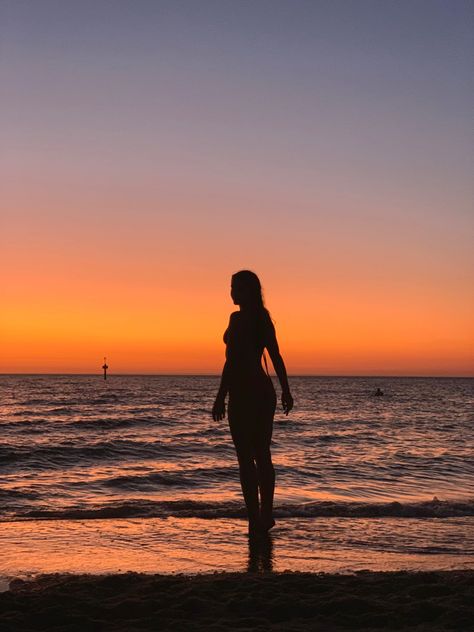 Sunset Beach Pictures Black Women, Silhouette Sunset Photography, Sunset Lake Photoshoot, Sunset Silhouette Photography, Beach Shadow Pictures, Sunset Silloute, Beach Sunset Silhouette, Healing Summer, Sunset Photoshoot Ideas