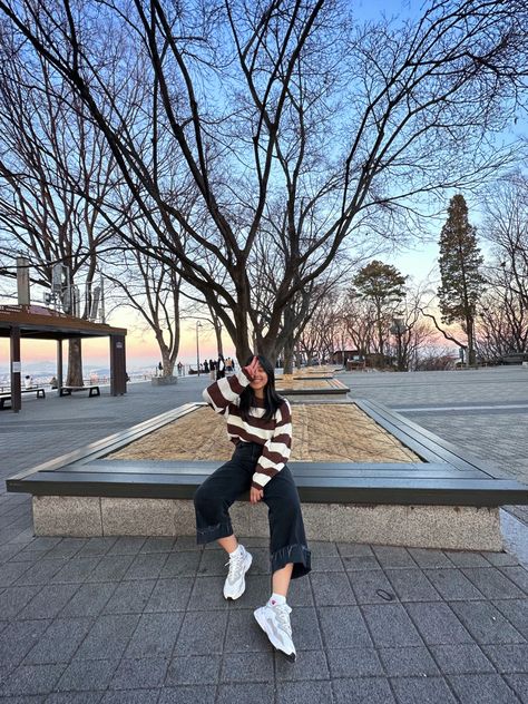 South Korea Seoul Aesthetic Outfit, Korea Poses Ideas, Seoul Picture Ideas, Namsan Tower Seoul Aesthetic, Korea Instagram Photos, Seoul Photo Ideas, Korea Travel Photography, Solo Pic Ideas, Korea Outfits