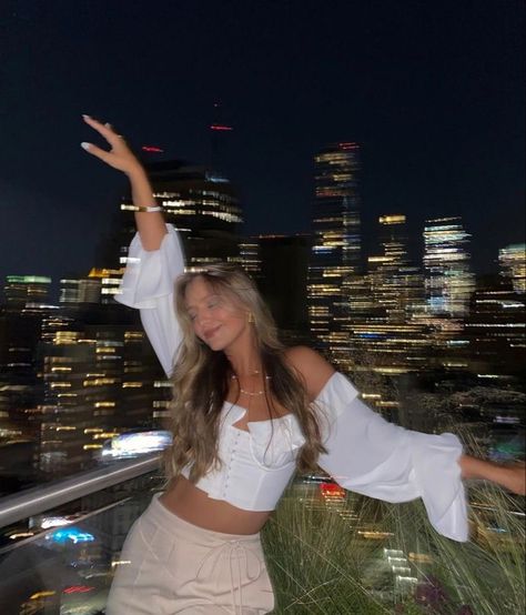 #outfits #nyc Instagram Inspo City, Central Park Photoshoot Summer, Casual Insta Pics Aesthetic, Rooftop Bar Photos, Cute Downtown Pics, Rooftop Instagram Pictures, Two People Insta Poses, Birthday Insta Poses, Insta Photo Ideas Group