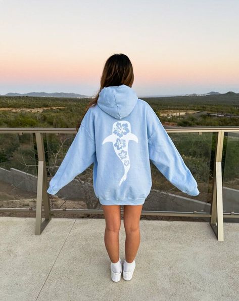 Stay cozy with this whale shark hibiscus hoodie on those cool days and nights. Perfect for that beachy coconut girl aesthetic. Any whale shark lover would be happy with this hoodie! 🤩 TIP: These run true to size. If you want an oversized look, size up 2-3 sizes. 😉 ➡️ Design is printed on back of hoodie. The front is blank ⬅️ ✅ Information: ★ Gildan Unisex Hoodie ★ -50% Cotton 50% Polyester -Medium-heavy fabric -Classic fit -Tear away label -Runs true to size ✅Design Printing Design printed usi Coconut Girl Clothes, Nature Hoodie, Back Print Hoodie, Summer Hoodies, Beach Hoodie, Hoodie Back, Aesthetic Hoodie, Coconut Girl, Cute Preppy Outfits