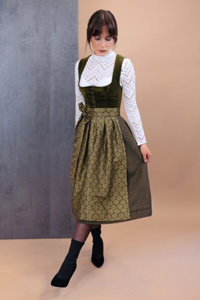 Dirndl Camilla oliv 1 Diy Dirndl, Dress Dirndl, German Dress Dirndl, Dirndl Outfit, German Dress, Dirndl Dress, Mode Outfits, Out Of Style, Going Out