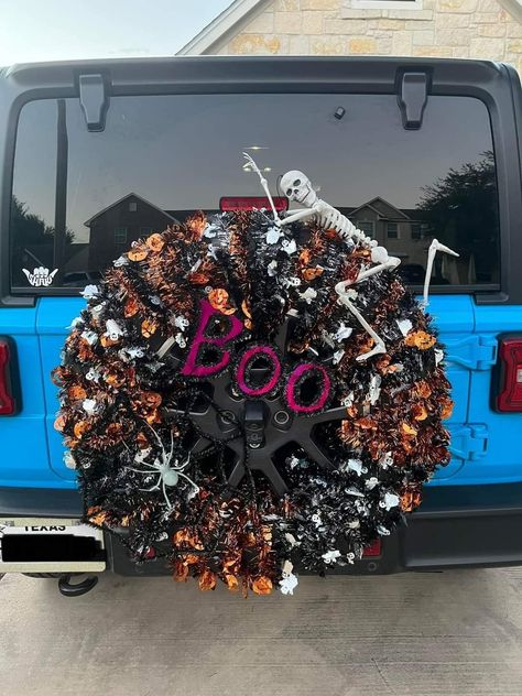 Jeep Spare Tire Halloween Decorations, Jeep Tire Halloween Decorations, Jeep Skeleton Ideas, Jeep Decorations For Halloween, Decorate Jeep For Halloween, Fall Car Decor, Jeep Halloween Ideas, Halloween Jeep Decorations, Jeep Halloween Decorations