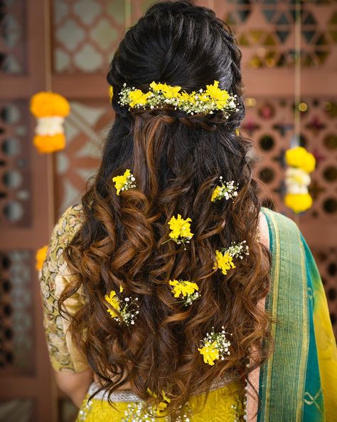 Floral hairstyles for Haldi and Mehendi Ceremonies! - K4 Fashion Engagement Hairstyles, Bridal Hair Buns, Bridal Hair Inspiration, Indian Wedding Hairstyles, Open Hairstyles, Long Hair Wedding Styles, Braids With Curls, Trendy Wedding Hairstyles, Braided Hairstyles For Wedding