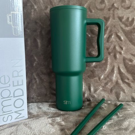 Simple Modern Tumbler Green Alpine Color Comes With Two Straws New Smoke Free Home Modern Cups, Simple Modern Tumbler, Stylish Water Bottles, Water Bottle Brands, Small Water Bottle, Green Cups, Stainless Water Bottle, Ceramic Tumbler, Pink Starbucks