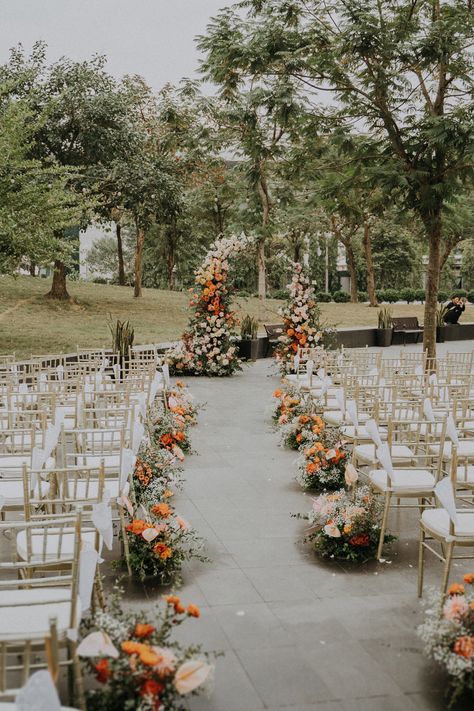 Ceremony Flowers Aisle, Fall Wedding Venues, Vietnam Wedding, Fall Garden Wedding, Fall Wedding Ceremony, Wedding Isles, Orange Wedding Flowers, Aisle Flowers, Garden Weddings Ceremony