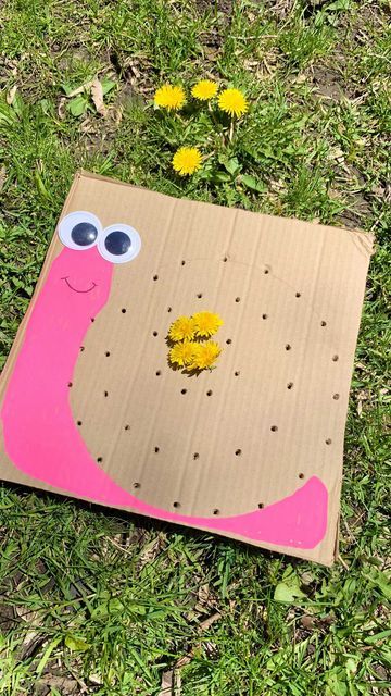 Happy Toddler Playtime on Instagram: "🐌 DANDELION SNAIL CRAFT🐌 Is your lawn covered in these yellow beauties? Try using them in this fun and easy fine motor craft to create an adorable snail! AGE: 2 years + MESS Level: low DIFFICULTY TO CREATE: low SKILLS DEVELOPED: colour recognition, language development, hand-eye coordination, fine motor skills, imaginative play, creativity. _____________ PLaY 🌈CReaTivEly #happytoddlerplaytime" Snail Crafts For Kids, Yellow Activities, Snails Preschool, Snails Craft, Easy Activities For Toddlers, Snails Kids, Snail And The Whale, Snail Craft, French Crafts