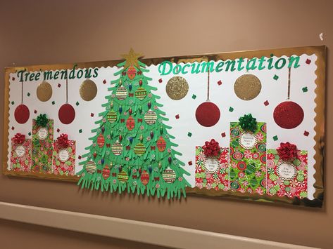 Natal, School Board Decoration For Christmas, Christmas Decorations Bulletin Boards, Xmas Bulletin Board Ideas, Christmas Bulletin Board Ideas For School, Bulletin Board Christmas Tree, Christmas Decor Ideas For Classroom Wall, Christmas Display Boards, Christmas Birthday Board