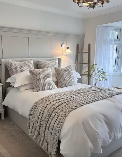 10 Tips for Creating the Perfect Guest Bedroom - Nikki's Plate Cosy Bedroom Panelling, Cedar Bedroom, Cosy Bedrooms, Panels Bedroom, Bedroom Ideas For Small Rooms Cozy, Small Guest Bedroom, Cottage Decor Living Room, Neutral Bedrooms, Classy Bedroom