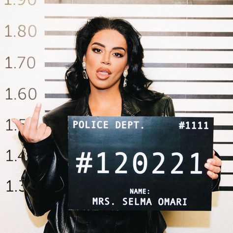 Selma Omari on Instagram: “She ain't got no boundaries. Vanavond 00.00 🧏🏻‍♀️” Selma Omari, Women Crush, Police Dept, 00 00, Woman Crush, Mug Shots, No Boundaries, Mood Boards, Boundaries