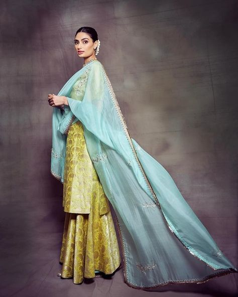 Athiya Shetty, Banarasi Suit, Indian Suit, Outfits Woman, Photoshoot Fashion, Bollywood Photos, Dress Indian, Designer Outfits, Indian Suits