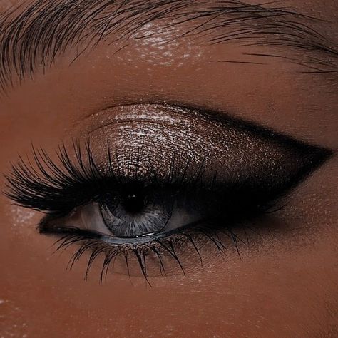 Smokey Eyes Wedding Makeup, Smokey Eye Makeup Dark Skin, Silver Eyes Aesthetic, Natural Silver Makeup, Makeup For Silver Outfit, Smokey Eye With Silver, Smokey Silver Eye Makeup, Make Prata, Smokey Eye Silver