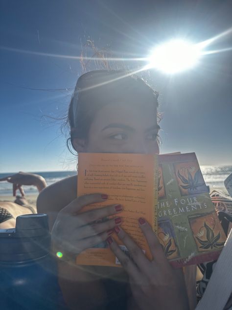 Aesthetic Beach Picnic Pictures, Laying At The Beach, Beach Pictures With Book, Studying At The Beach, Beach Fun Aesthetic, Reading On Vacation, Book At The Beach Aesthetic, Beach Pictures Inspo Instagram, Beach Book Pictures