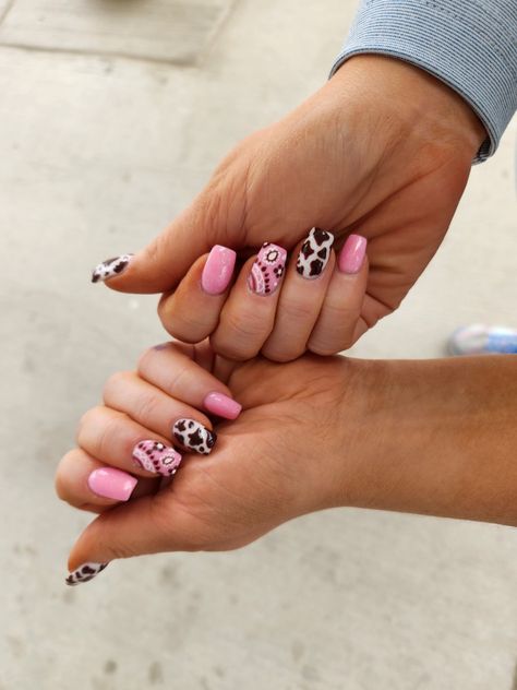Cheetah And Cow Print Nails, Country Festival Nails Design, Nails Country Concert, Country Nails Pink, Bright Pink Cow Print Nails, Western Cowgirl Nails, Cowgirl Barbie Nails, Cowgirl Print Nails, Nashville Themed Nails
