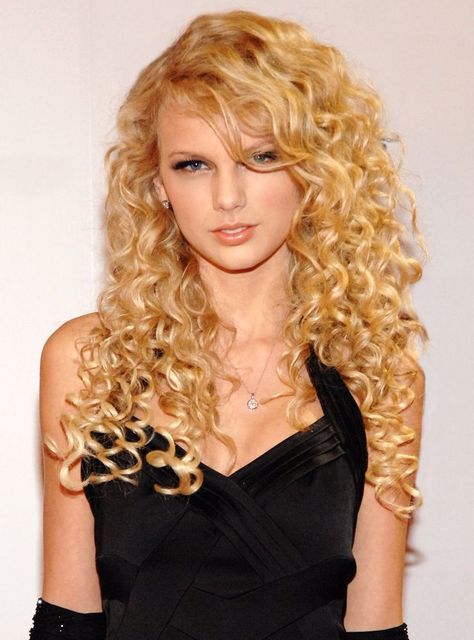 30 chart-topping songs from 2006 that will make you feel HELLA old Taylor Swift Curls, Taylor Swift Curly Hair, Young Taylor Swift, Taylor Swift Hot, Long Curls, Taylor Swift Hair, Celebrity Beauty, Taylor Swift Style, Taylor Swift Pictures