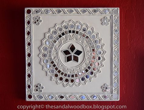 http://thesandalwoodbox.blogspot.com/2015/09/lippan-kaam-mud-mirror-work.html Fimo, Lippan Art Design, Mud Mirror Work, Lippan Kaam, Mural Art Design, Traditional Wall Art, Rajasthani Art, Lippan Art, Mirror Artwork