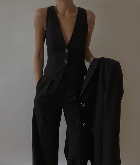 Old Money Outfits Women, Suit Vest Outfits, Vest Outfits For Women, Future Aesthetic, Old Money Outfits, Money Fashion, Woman In Suit, Campaign Ideas, Launch Campaign