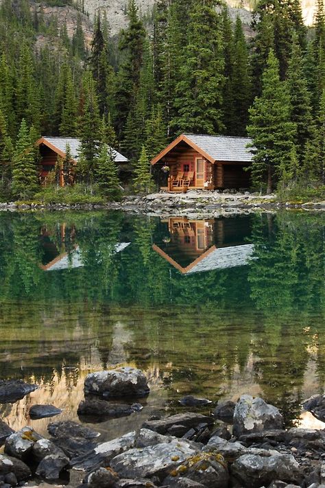 Lake O’Hara, Canada Beautiful, but renting this cabin in US dollars this will run you 700 a night! Log Cabin Homes, Haus Am See, Cottage Cabin, Cabin Living, Little Cabin, Lake Cabins, Cabins And Cottages, Cabin Life, Hem Design