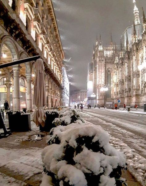 Milan In Winter, Snow In Europe, Europe In December, Rome Winter, Travel Instagram Ideas, Italy Winter, Christmas In Italy, Europe Holidays, Europe Aesthetic